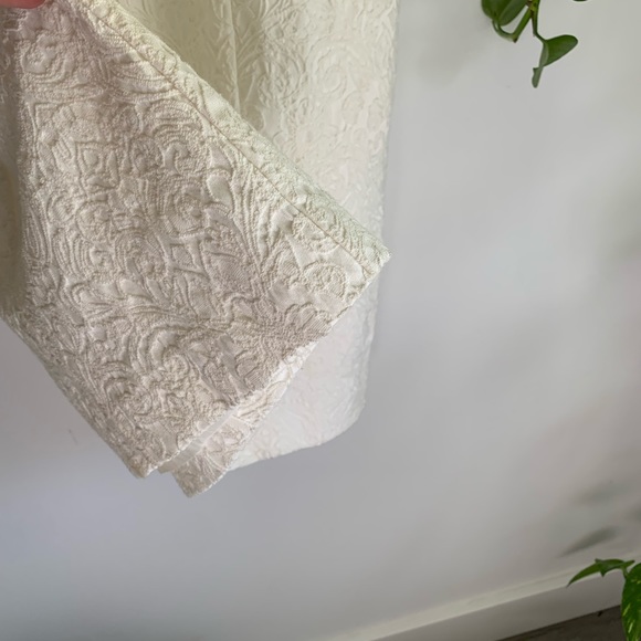 2 for $25 - 🤍 White Brocade Textured Sleeveless Dress 👗 by H & M - Picture 4 of 6